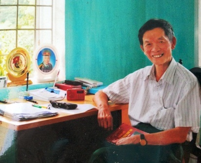 Mỗi khi nhớ về ký ức thời máu lửa, ông Chi lại đem đàn ra hát những bài ca sống mãi với thời gian.