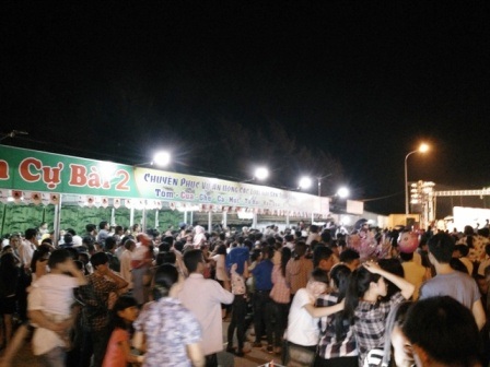 Dòng người đứng chen chân để xem chương trình văn nghệ trong đêm khai trương.