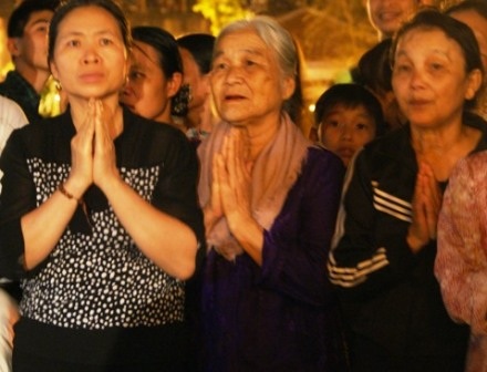  Người dân cùng nhau dâng lòng thành kính.