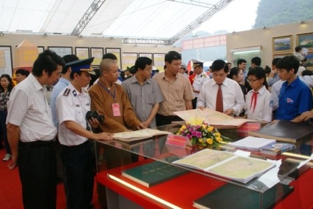  Đông đảo người dân đến tham quan triển lãm.