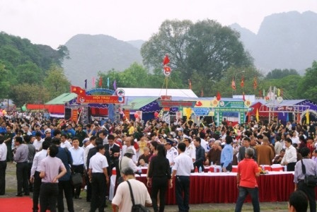  Người dân và du khách về tham dự lễ hội Trường Yên tại khu di tích cố đô Hoa Lư.