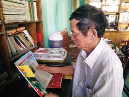 Mỗi khi nhớ về ký ức thời máu lửa, ông Chi lại đem đàn ra hát những bài ca sống mãi với thời gian.