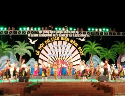 Lễ hội du lịch biển năm 2015 “Hải Tiến - Tình biển, tình người”.