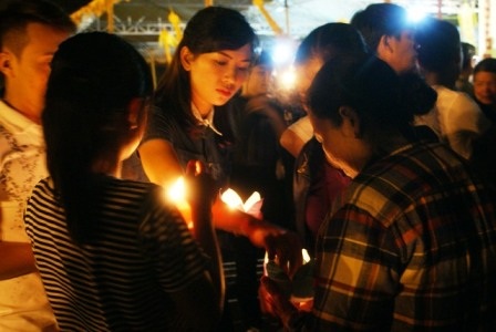  Sau lễ cầu siêu, mọi người cùng nhau thắp đèn hoa đăng để thả xuống sông Mã.