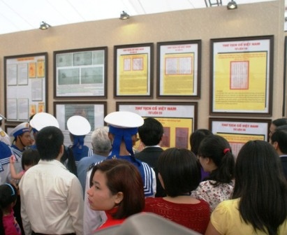  Đông đảo người dân đến tham quan triển lãm.