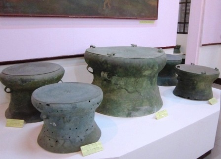  Những chiếc trống đồng được trưng bày chủ yếu thuộc loại I, II và III.