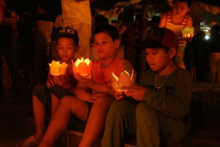 Dù chưa hiểu hết ý nghĩa của buổi lễ nhưng em bé này cũng rất thành kính thả hoa đăng.