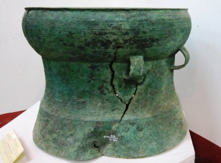 Do bị va đập, nhiều chiếc trống đã bị vỡ, thủng không còn nguyên vẹn.