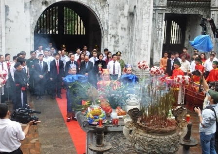 Khu di tích Bà Triệu đón bằng Di tích quốc gia đặc biệt - 3 Lãnh đạo Đảng, Nhà nước và tỉnh Thanh Hóa cùng người dân dâng hương tại đền Bà Triệu.