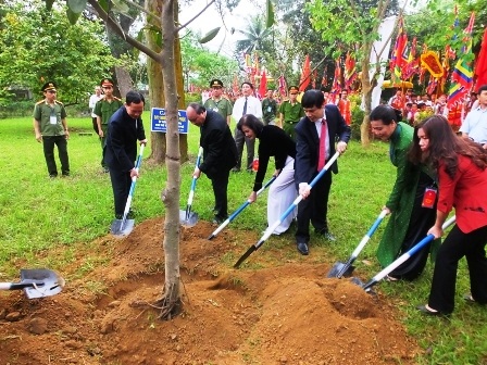 Khu di tích Bà Triệu đón bằng Di tích quốc gia đặc biệt - 5 Phó thủ tướng Chính phủ Nguyễn Xuân Phúc trồng cây lưu niệm tại Khu di tích Bà Triệu.