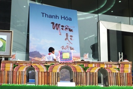 Độc đáo mô hình các di sản qua những cuốn sách - 5 Học sinh hào hứng tìm hiểu về sách.