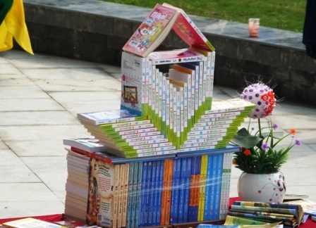 Học sinh hào hứng tìm hiểu về sách.