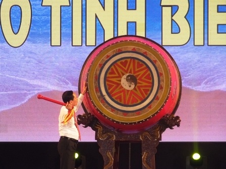 Sầm Sơn đón 3,5 triệu khách trong năm 2015 - 1 ông Trịnh Văn Chiến, Bí thư Tỉnh ủy Thanh Hóa đã đánh trống khai hội