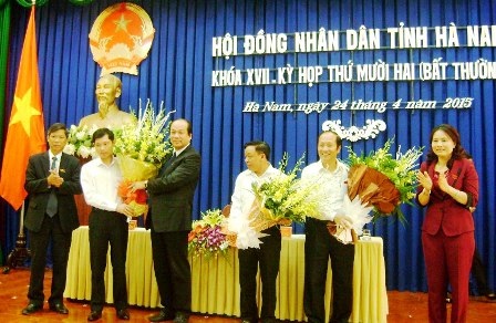 Hà Nam bầu bổ sung 2 Phó Chủ tịch UBND tỉnh - 1 Lãnh đạo tỉnh ủy tặng hoa chúc mừng 2 đồng chí được bầu làm Phó chủ tịch tỉnh.