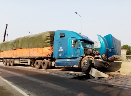 Xe tải “cày” nát dải phân cách, xe container bị vạ lây - 2 Xe container cũng bị vạ lây.