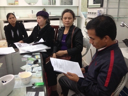 Các hộ dân bức xúc trước việc bị thu hồi đất không được đền bù thỏa đáng.