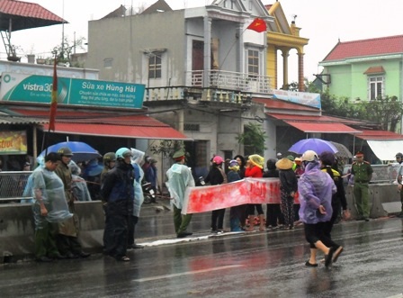Dân tập trung tại một điểm sang đường họ tự ý tháo dỡ.