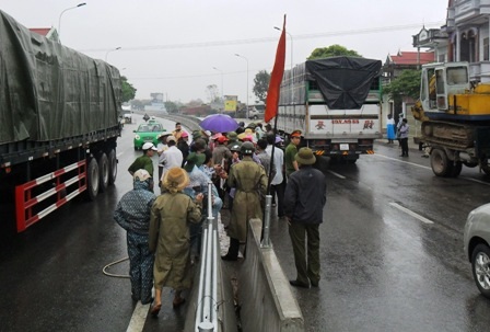 Sự việc khiến giao thông đoạn qua hiện trường bị cách tắc kéo dài.
