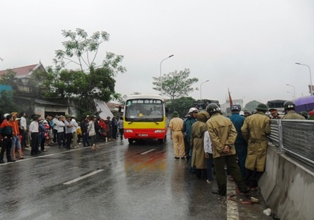 Hàng trăm người dân tập trung ngăn cản lực lượng chức năng lắp lại dải phân cách.