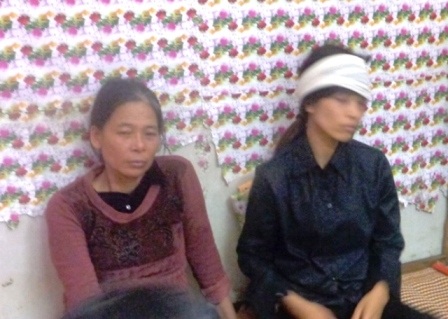 Chị Thơm thất thần như người mất hồn vì bỗng chốc mất đi 2 con và người mẹ chồng.