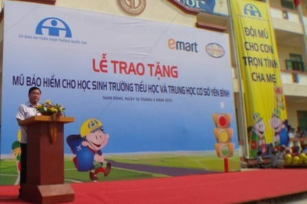 Ủy ban ATGT Quốc gia trao tặng 1.100 mũ bảo hiểm cho học sinh