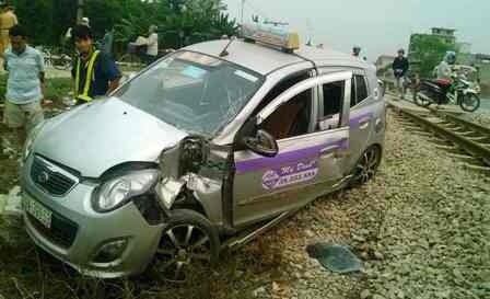 Chiếc xe taxi bị hư hỏng.