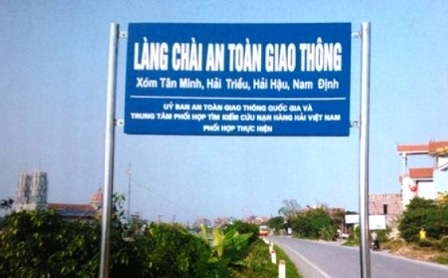 Thực hiện thí điểm “Làng chài an toàn giao thông” - 1 Làng chài an toàn giao thông tại xóm Tân Minh, xã Hải Triều, huyện Hải Hậu.
