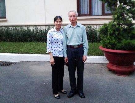 Ông Hỏa và vợ mình thăm lại nơi ông từng lái chiếc xe