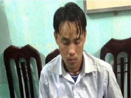 Bắt giữ 2 bố con nhét ma túy vào bao cao su đi tiêu thụ - 3 Hai bố con Sùng A Chia và Sùng A Danh (ảnh: Canhsatbien.vn).