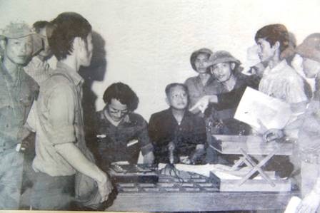 Người lính từng lái xe đưa Dương Văn Minh đi đọc tuyên bố đầu hàng - 1 Dương Văn Minh (ngồi bên phải) đọc tuyên bố đầu hàng trưa ngày 30/4/1975.
