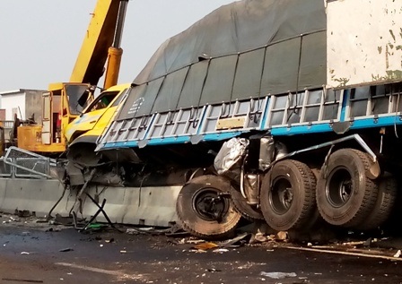 Xe tải “cày” nát dải phân cách, xe container bị vạ lây - 1 Hiện trường vụ tai nạn.