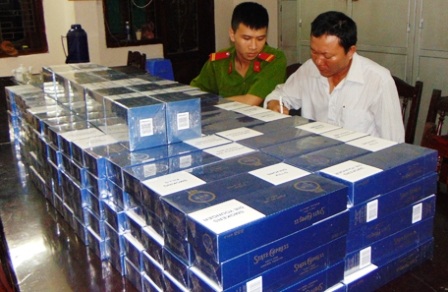 Công nhân nhà máy thuốc lá buôn thuốc lá lậu - 1 Số thuốc lá lậu cơ quan công an thu giữ được từ đối tượng Lê Thành Công.