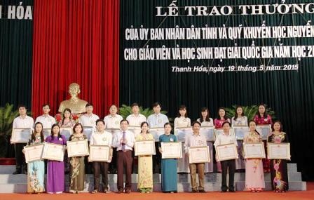 Trao thưởng học sinh giỏi quốc gia, giáo viên xuất sắc - 11 Bà Nguyễn Thị Kim Chi - GĐ Sở GD-ĐT Nghệ An trao bằng khen cho đại biểu điển hình tiên tiến
