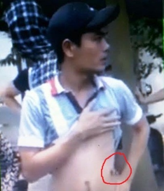 Vụ CSGT bắn trúng người vi phạm: Cân nhắc việc CSGT hóa trang - 1 Người vi phạm bị bắn đạn cao su (ảnh cắt từ clip).