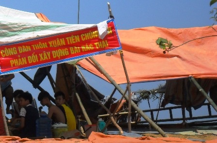 Người dân dựng lều lán phản đối thi công xây dựng bãi chôn lấp rác thải.