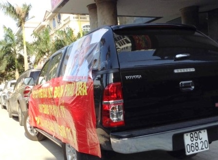Vụ “đại gia” đòi nợ xôn xao Thanh Hóa: Cơ quan điều tra vào cuộc - 1 Xe ô tô treo băng rôn đòi nợ trong trụ sở Cty Đông Á.