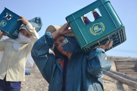Ngoài bốc vác đá, họ còn bốc vác, vận chuyển các đồ đạc khác khi chủ tàu thuê.