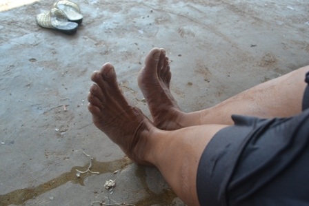 Không chỉ đòi hỏi sức khỏe, nghề vác đá cũng cần sự khéo léo nếu không muốn mang vạ vào thân.