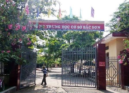 Vụ nữ sinh bị đánh hội đồng: Đình chỉ học 1 năm nữ sinh đánh bạn - 1 Vụ nữ sinh bị đánh hội đồng: Đình chỉ học 1 năm nữ sinh đánh bạn