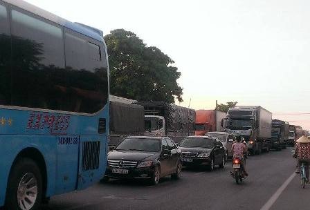 Tai nạn liên hoàn, 4 người thương vong, ô tô bốc cháy, QL1A tắc nghẽn - 3 Giao thông trên quốc lộ 1A ách tắc nghiêm trọng do tai nạn.