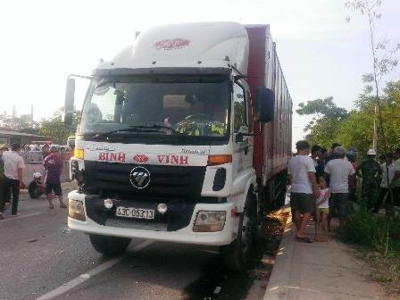 Tai nạn liên hoàn, 4 người thương vong, ô tô bốc cháy, QL1A tắc nghẽn - 4 Chiếc xe tải văng ra nằm sát lề đường.