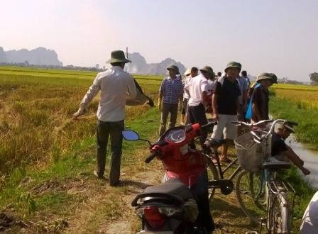 Người đàn ông chết cháy trong đống rơm giữa đồng - 2 Nhiều người có mặt tại hiện trường sau khi nghe thông tin.