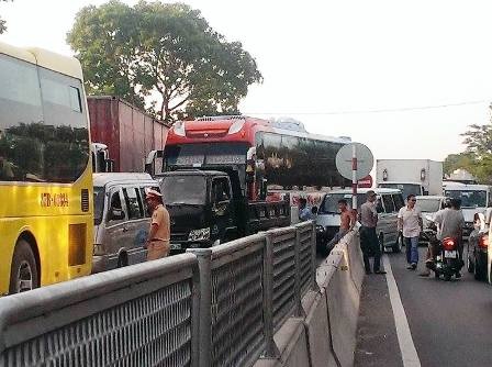 Tai nạn liên hoàn, 4 người thương vong, ô tô bốc cháy, QL1A tắc nghẽn - 7 Dòng xe tắc nghẽn kéo dài hàng km.