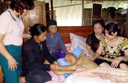 Nước mắt người vợ trẻ tiễn biệt chồng sắp ra đi mãi mãi - 5 Đến đêm ngày 6/7, anh Thụ đã được đưa về nhà.