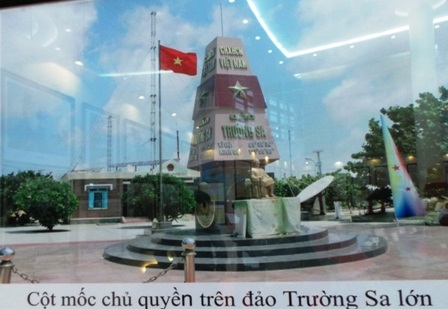 Bình minh trên biển đảo Việt Nam.