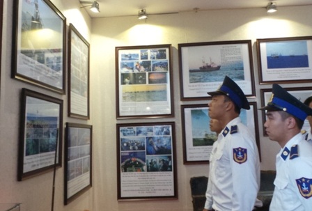 Các chiến sỹ hải quân thăm triển lãm.