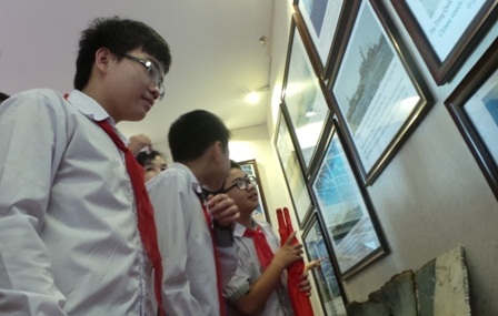 Các chiến sỹ hải quân thăm triển lãm.