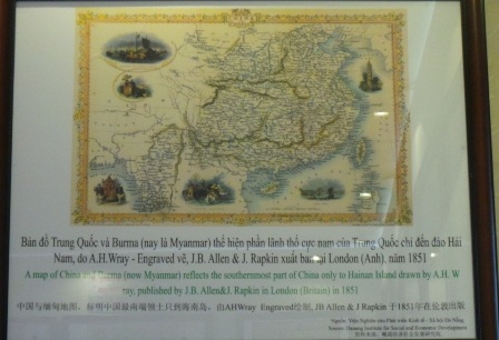 Bộ trưởng Bộ Thông tin truyền thông Nguyễn Bắc Son thăm triển lãm.