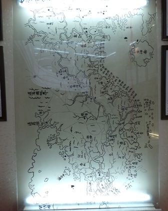 Bộ trưởng Bộ Thông tin truyền thông Nguyễn Bắc Son thăm triển lãm.