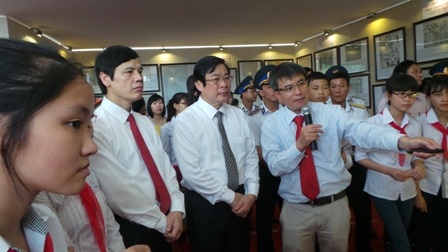 Bộ trưởng Bộ Thông tin truyền thông Nguyễn Bắc Son thăm triển lãm.